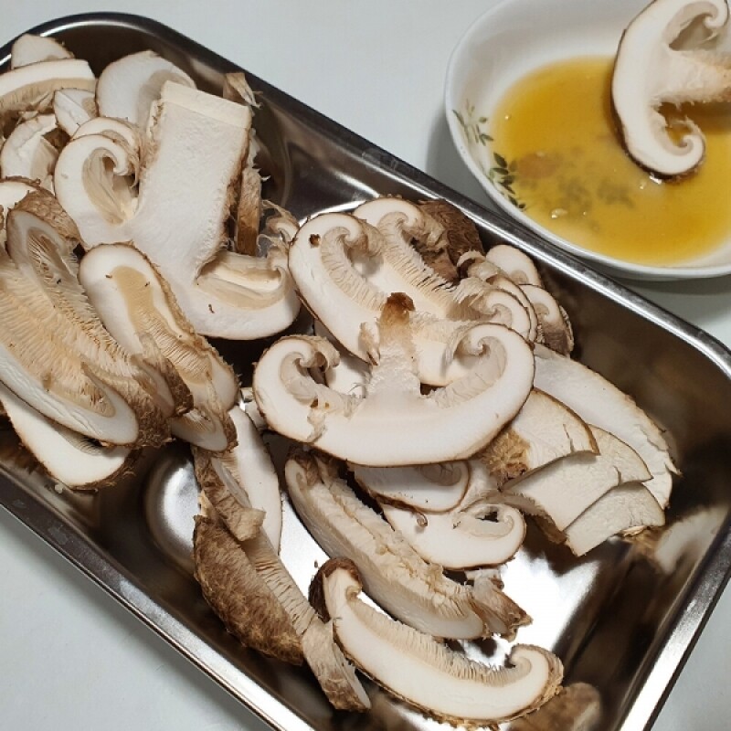 쉼팩토리,[웰던표고] 참나무원목표고 화고 동고 유기농 생표고 1kg [원산지:국산(강원도 정선군)]